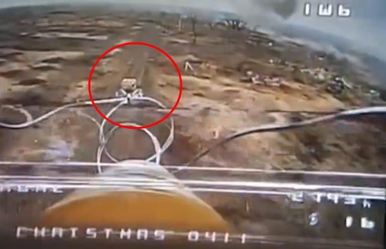 VIDEO Un cart de golf condus de soldați ruși era luat în vizor de o dronă kamikaze. Apoi a avut loc o „detonare prematură”