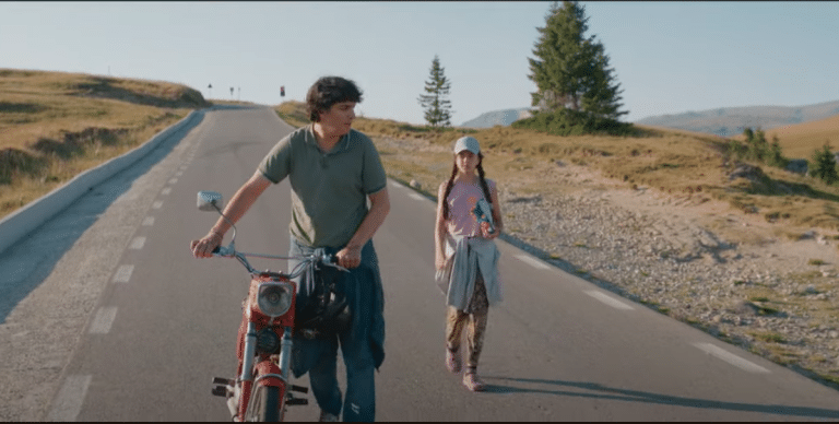 INTERVIU Cum se vede România prin ochii a doi adolescenți pe o motoretă Mobra: „Multor oameni nu le vine să creadă”