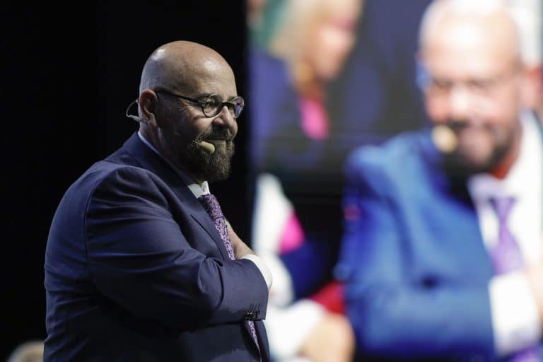 INVESTIGAȚIE Soțul purtătoarei de cuvânt din Primăria lui Piedone, un fost fotbalist de la Dinamo, contracte de 15 milioane de lei cu primăria și cu instituțiile publice subordonate