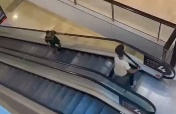 VIDEO „Eroul cu stâlpișorul” care l-a înfruntat pe atacatorul de la mall-ul din Sydney va primi cetățenia australiană: „Îi mulțumim pentru curajul său extraordinar”