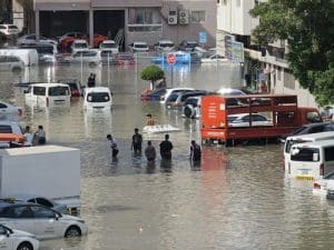 FOTO / VIDEO Emiratele Arabe Unite, națiune aflată în deșert, confruntată cu cele mai abundente ploi din istorie. Aeroportul din Dubai și autostrăzi, sub ape