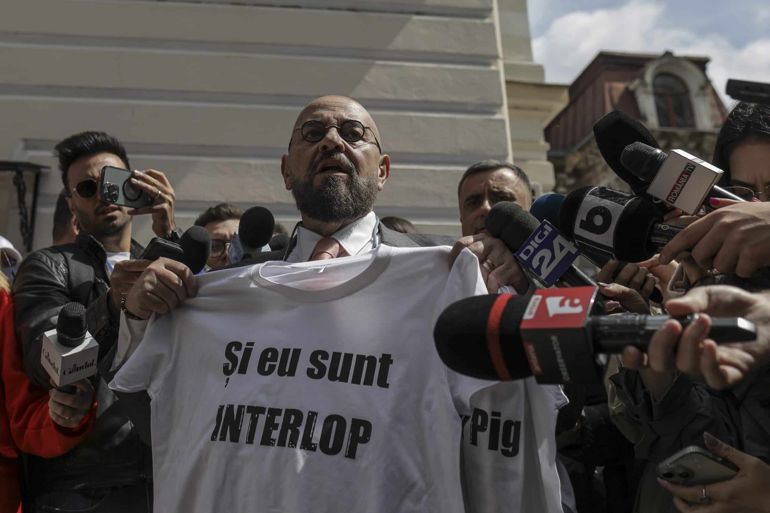 FOTO Replica lui Nicușor Dan pentru Piedone, care și-a făcut tricou cu mesajul „Și eu sunt interlop”