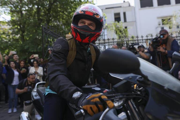 Sebastian Burduja, pe motocicletă la depunerea candidaturii la BEC: „Îl provoc direct pe Nicușor Dan la o dezbatere, într-o săptămână”