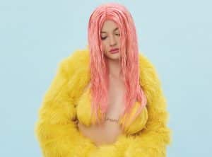 INTERVIU. Apelul artistei Erika Isac, cea care șochează prin inițiativele sale: „Dacă nu ne spunem părerea măcar prin vot…”