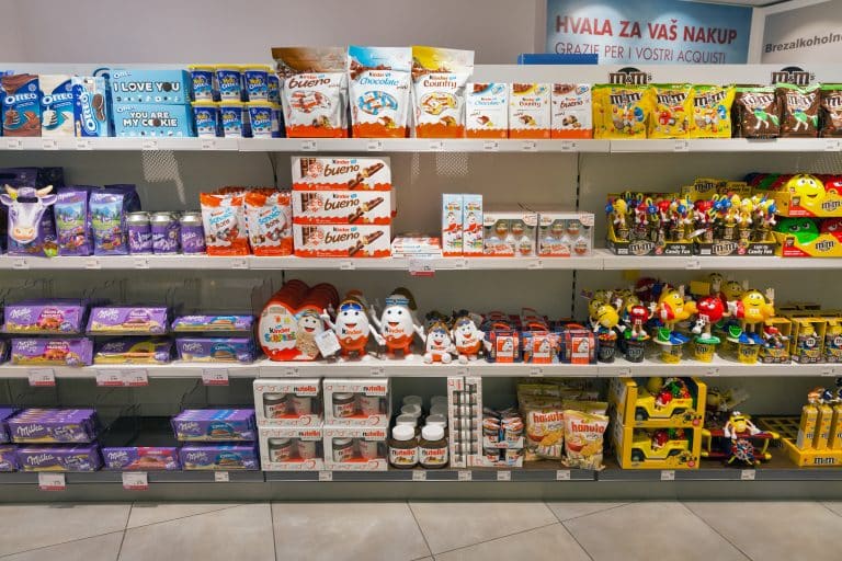 Copiii, manipulați de marile companii prin trucuri „lipsite de etică” pentru a le face poftă de dulciuri