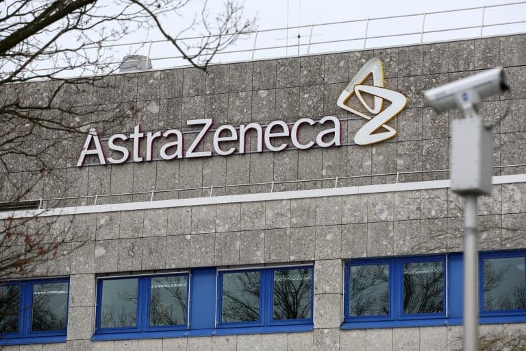 Pentru prima dată, AstraZeneca recunoaște: „Vaccinul anti-Covid poate provoca tromboze rare”