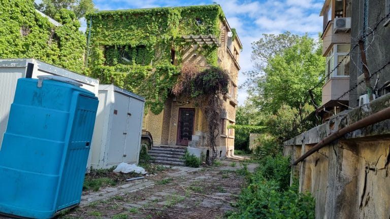 Un politician a luat aprobare să înalțe un bloc în locul a două case vechi de 100 de ani