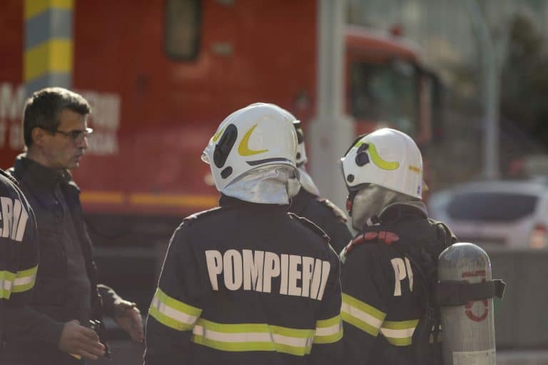 Incendiu cu degajări mari de fum în București. Două case au fost cuprinse de flăcări / O persoană a murit
