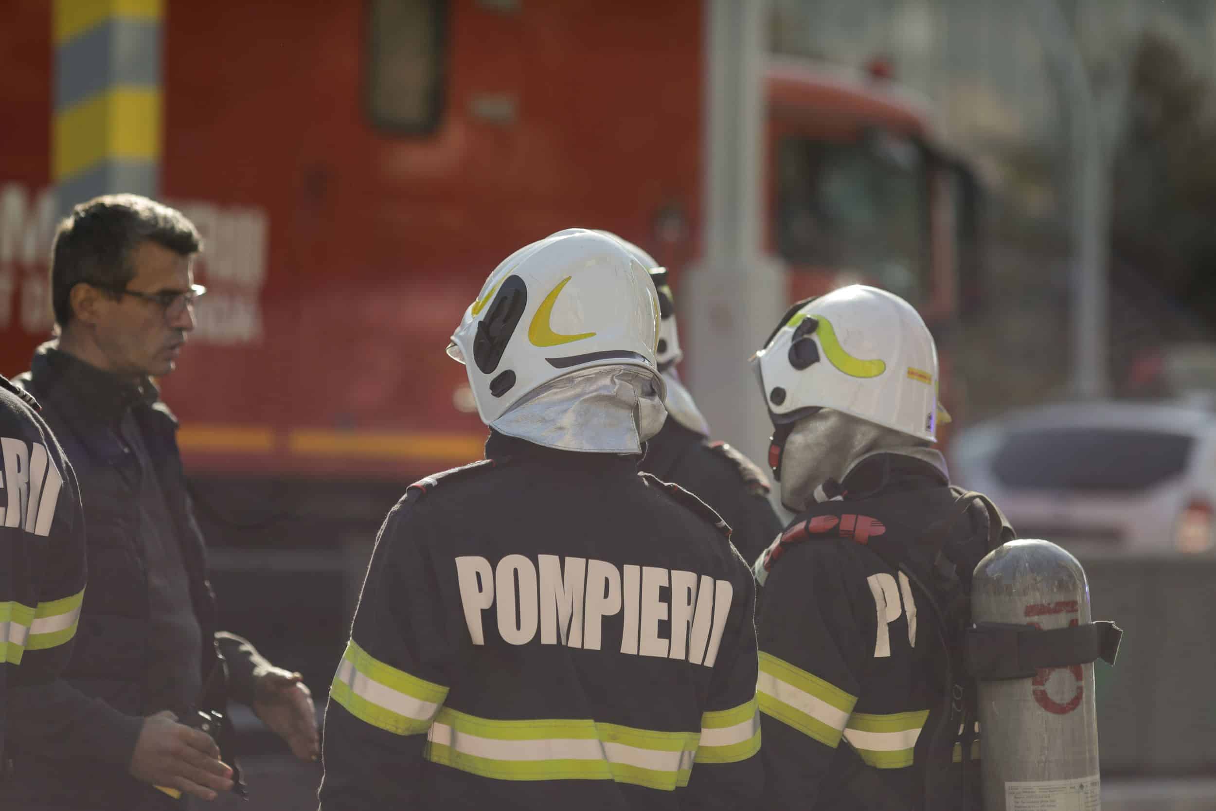 Incendiu cu degajări mari de fum în București. Două case au fost cuprinse de flăcări / O persoană a murit