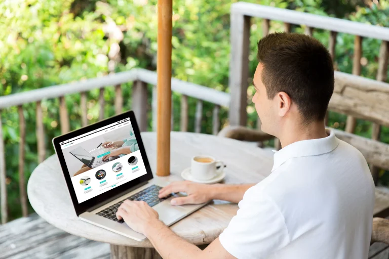 Una din cele mai mari escrocherii online din lume este încă în desfășurare. În spatele ei se află o rețea din China