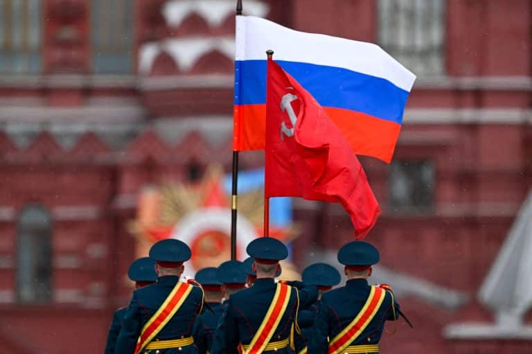 FOTOGALERIE Parada de la Moscova: Armata rusă a venit cu un T-34, nu au lipsit rachetele strategice, iar Șoigu a mers prin ploaia rece într-o decapotabilă