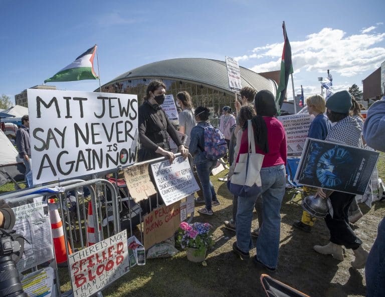 ULTIMA ORĂ „Purtați măști!”. Studenți de la Universitatea din București se organizează să ocupe o facultate, la un protest pro-Palestina, pe modelul celor din SUA. Reacția Universității