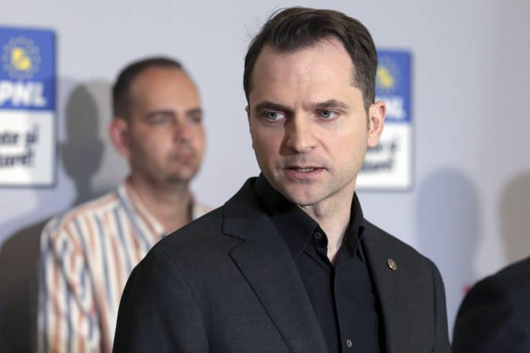 Sebastian Burduja: Studiile de la Harvard şi Stanford mi le-am „permis” prin muncă şi rezultate. Acolo poţi studia în funcţie de ceea ce ai în cap, nu de ceea ce ai în buzunare / Ce arată însă paginile oficiale ale celor două universități