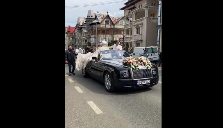 VIDEO Un alai de nuntași, deschis de un Rolls Royce decapotabil, a paralizat traficul într-o localitate din Teleorman. „Mă bucur că e poliția acolo să le asigure circul”