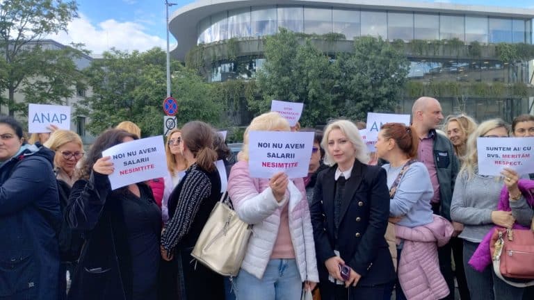 FOTO/VIDEO Protest spontan la Guvern: Zeci de angajați cer salarii mai mari / Reacția lui Ciolacu, aflat în Dâmbovița