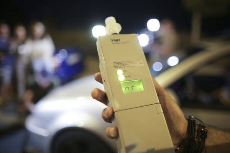 Legea care îi lasă fără carnet pentru 10 ani pe șoferii prinși băuți sau drogați la volan a fost adoptată de Parlament