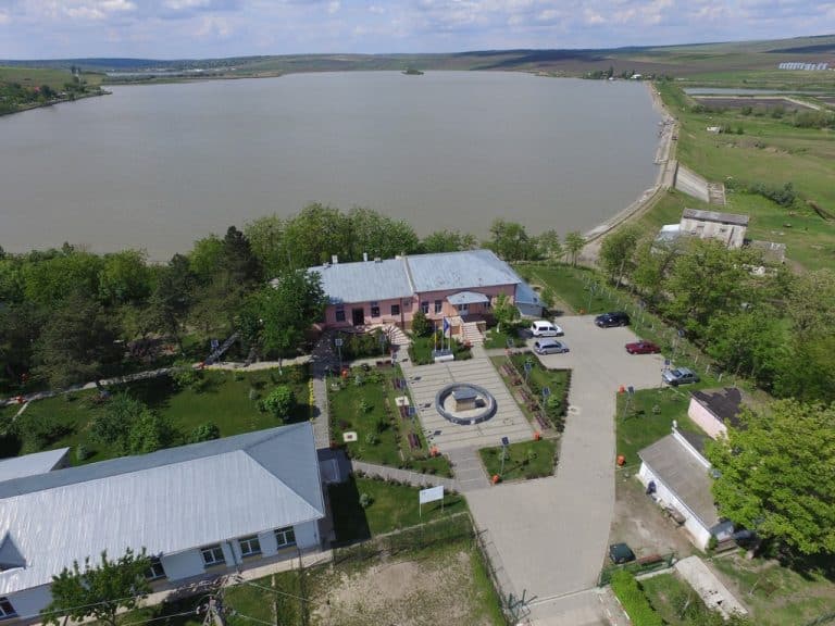 Primarul unei comune din Botoșani cu 2.500 de locuitori cumpără drone de supraveghere și face un parc cu „bănci smart” și „boxe outdoor” cu bani din PNRR