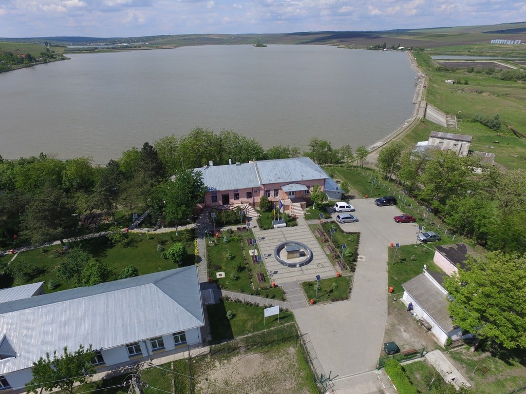 Primarul unei comune din Botoșani cu 2.500 de locuitori cumpără drone de supraveghere și face un parc cu „bănci smart” și „boxe outdoor” cu bani din PNRR