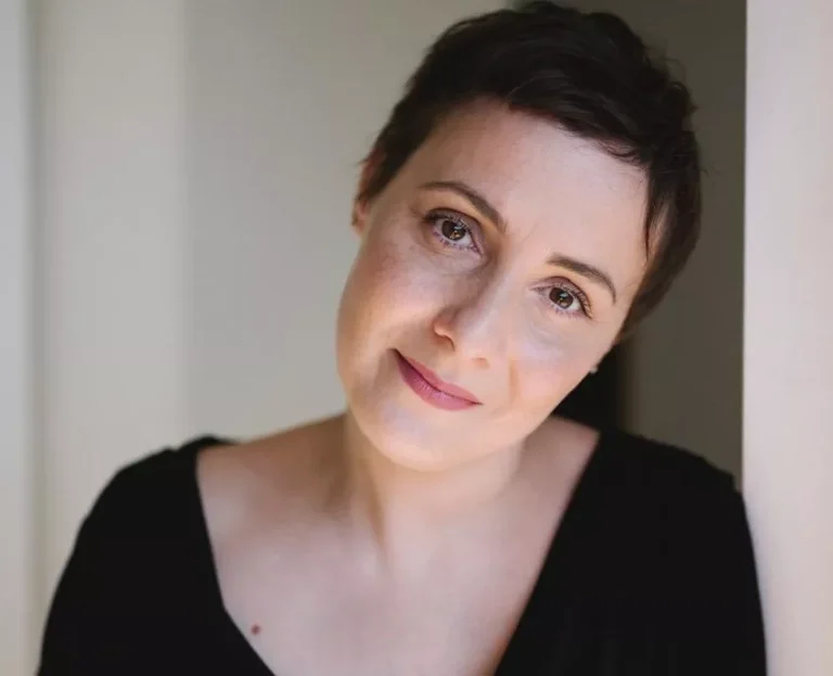 “I-am zis că merit cancerul, pentru că am făcut lucruri monstruoase”. O artistă din România povestește cum poate depresia să ne schimbe gândirea