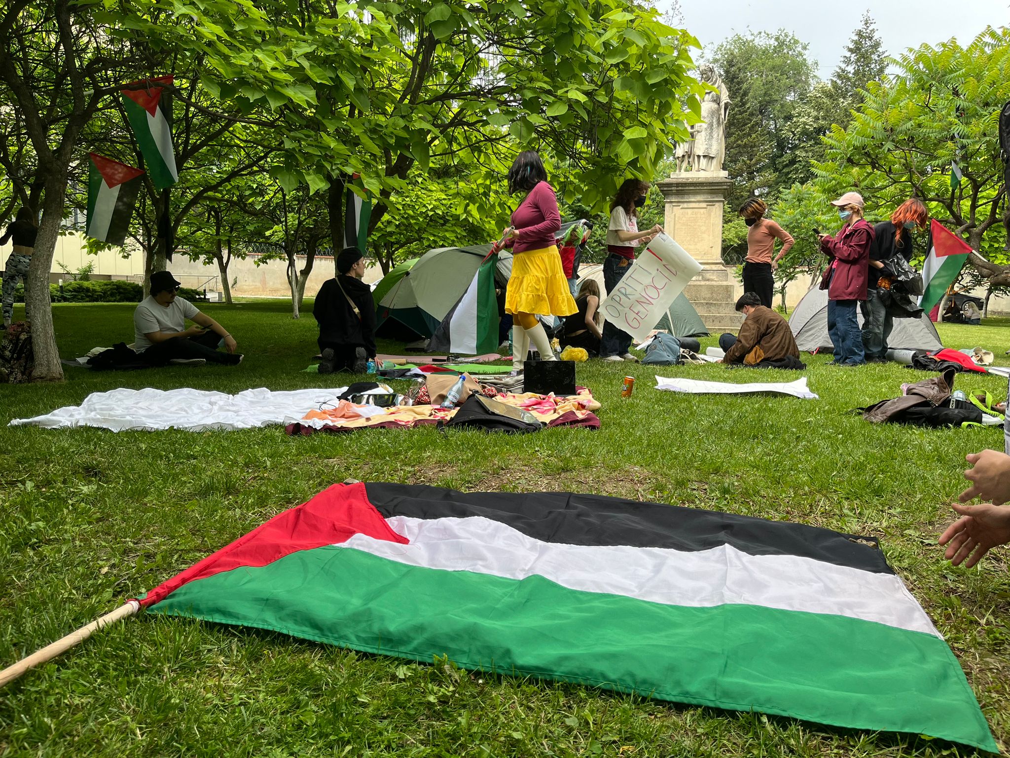 FOTO Protest pro-Palestina la Universitatea din București. Au apărut primele corturi în curtea Facultății de Psihologie: „Nu e nimeni terorist” / Reacția Universității