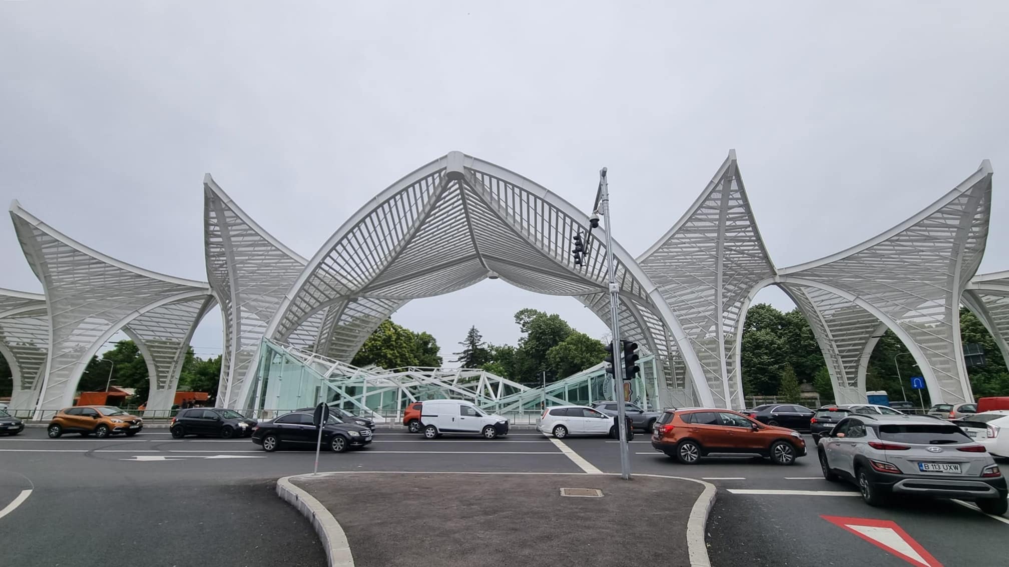 5,3 milioane de euro a dat primarul Daniel Băluță pentru o structură metalică decorativă, care imită munca arhitectului Calatrava în Piața Eroii Revoluției