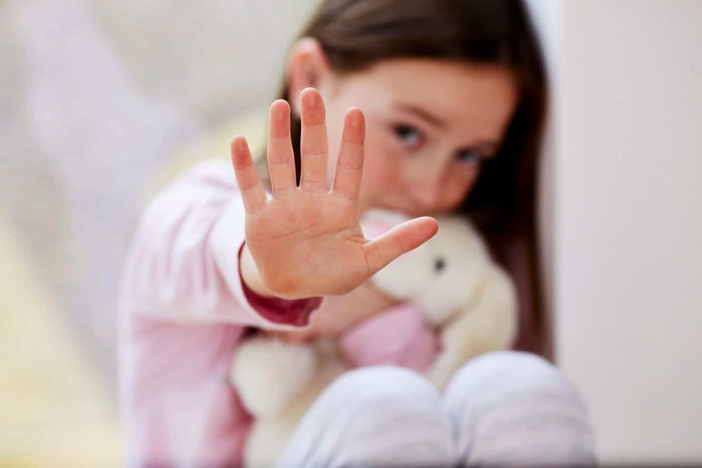 „Să nu vorbească lumea prin sat”. O femeie din Vaslui a închis ochii când a aflat că fetița ei de 8 ani a fost agresată sexual. A și certat-o că a intrat în casa agresorului care îi este rudă