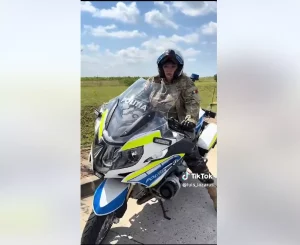 VIDEO Anchetă după ce Diana Șoșoacă s-a filmat în uniformă militară, pe o motocicletă a Poliției