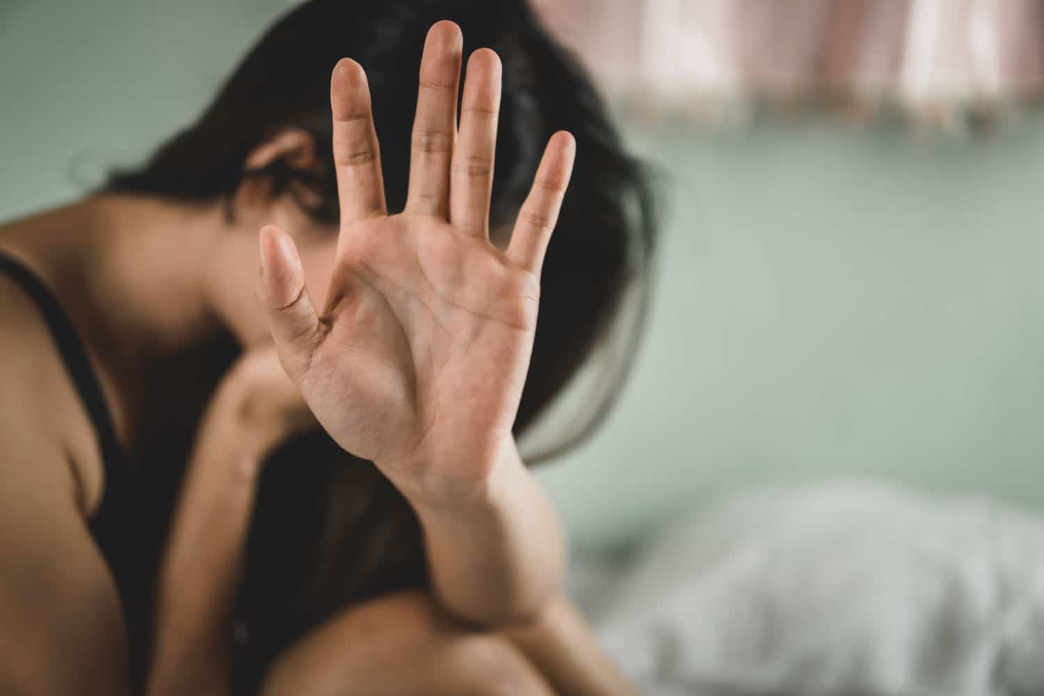 Ce spun românii la emisiunile radio pe cazul mărturiei unei femei violate. „De ce s-a întors la abuzator?”. Explicațiile specialiștilor