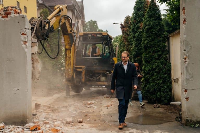 În situația clanurilor din Timișoara, un coleg din USR îl critică pe Fritz: „Nu e rasist, dar face ceva riscant pentru o etnie. Lasă bricheta și, după ce apare focul, spune că nu l-a aprins el”