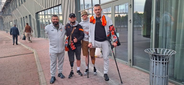 REPORTAJ. De pe front în tribună. Suporteri ucraineni, unii invalizi, au parcurs sute de kilometri ca să asiste la derby-ul fotbalistic al țării lor