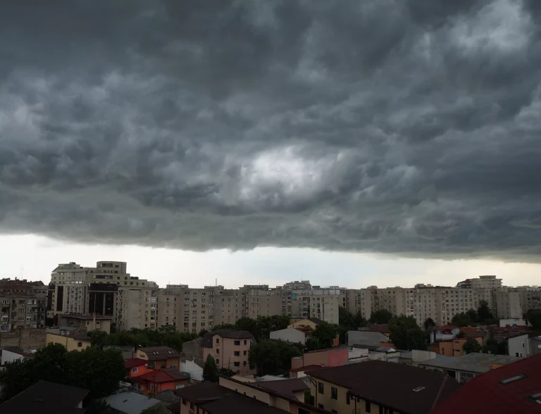 Alertă de vremea rea în aproape toată țara: cod galben și portocaliu de furtuni. HARTĂ