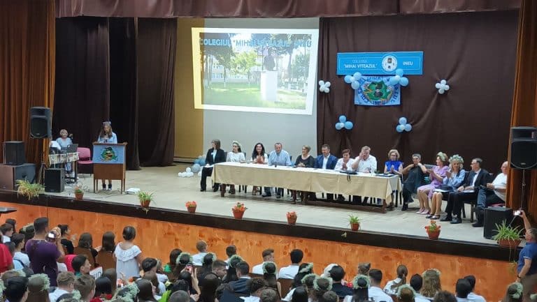 Discursul unei șefe de promoție la finalul liceului: „Ce m-a învățat școala? Să mă conformez, să mint, să-mi șterg cu buretele personalitatea”