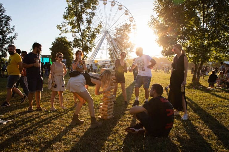 „Gen”, „obo” și expresii motivaționale. Cum am ajuns să auzim atât de des „cu drag” și cum s-a transformat „mulțumesc”