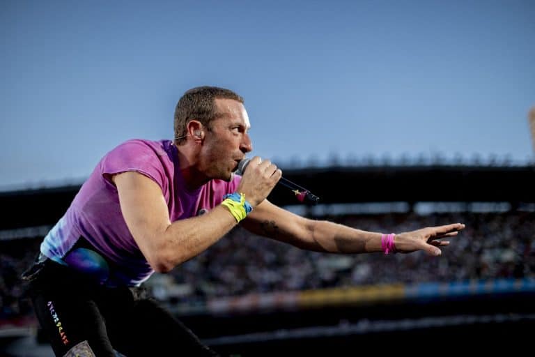VIDEO Chris Martin de la Coldplay: ”Am fost șocat, trist și supărat”. Artistul a rugat publicul să-l huiduie 5 secunde / A anunțat că se va cânta o manea: „Și dacă nu vă place, faceți ce vreți, dar fiți buni. Nouă ne plac muzica și oamenii” / După manea, tot stadionul a exclamat în urale