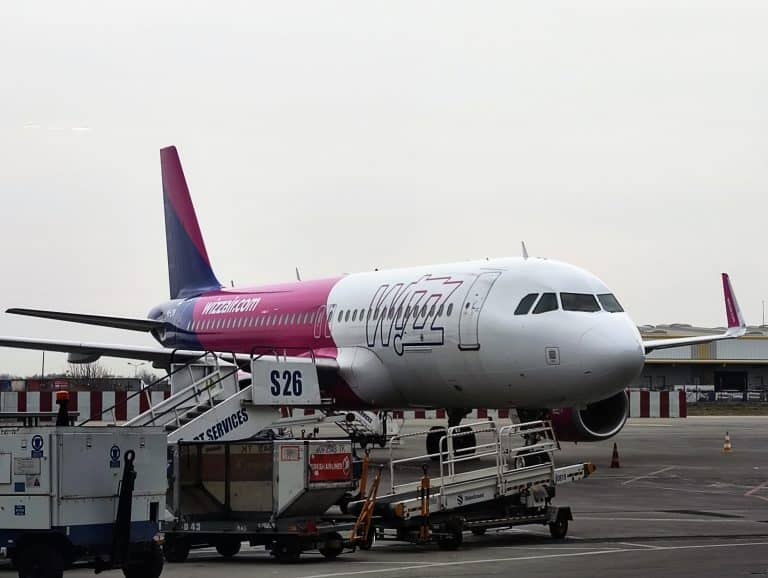 Trei stewardese de pe o cursă Wizz Air, rănite din cauza turbulențelor / Aeronava s-a întors la București