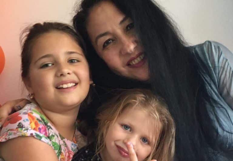 O mamă singură a adoptat două surori cu experiențe traumatizante: „A doua fetiță am luat-o fără să o mai vedem. Era a noastră, ce să mai vedem?”