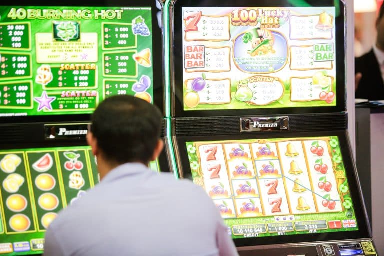 INVESTIGAȚIE Snoop: Filmări, mărturii și emailuri oficiale arată cum statul și industria jocurilor de noroc încalcă legislația împotriva dependenței, ca firmele să facă bani