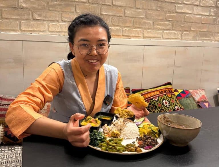 „Românii nu se bucură de viață”. Ce a remarcat la noi o nepaleză din Himalaya care a venit ca bonă, dar și-a deschis un restaurant în București