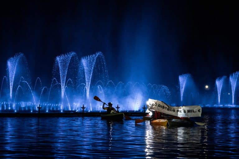 Amenzi pentru cei care au protestat la inaugurarea fântânii de 20 de milioane de lei a lui Negoiță. „Au perturbat evenimentul” Primăriei