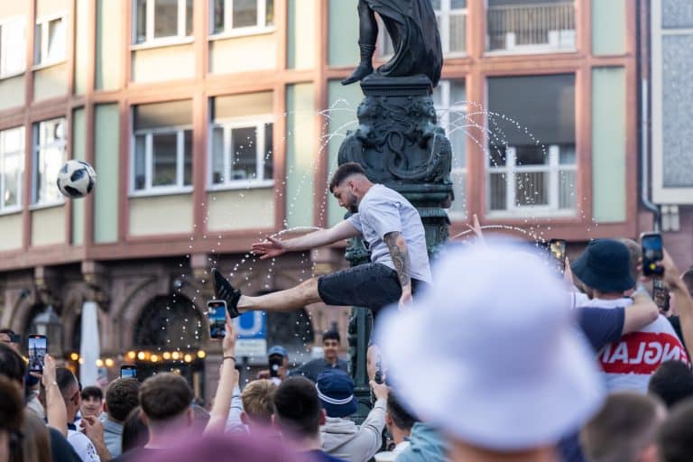 „Bine ați venit în Zona Zombie” de la EURO 2024. Un tabloid britanic descrie scenele de coșmar la care trebuie să se aștepte zecile de mii de români care vor veni la meciul România-Slovacia