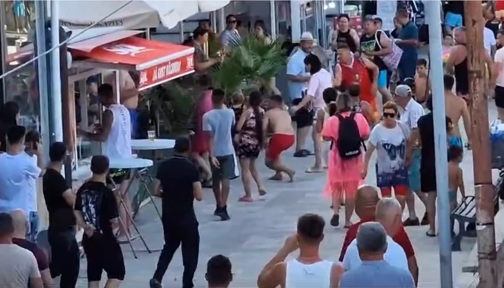 VIDEO Bătaie între turiști în Eforie. Trei bărbați s-au certat pe plajă și și-au împărțit pumni și picioare