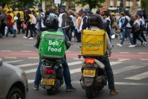 „Prea obosiți!” Partea nevăzută, cu abuzuri și nedreptăți, a vieții muncitorilor asiatici din România. Poveștile lui Manik și Athos