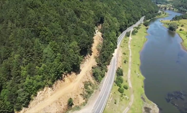 IMAGINI DIN DRONĂ. Cum arată acum, la trei zile de la începere, defrișările de pe Valea Oltului care au blocat traficul pe DN7