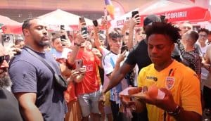 IShowSpeed, unul dintre cei mai cunoscuți YouTuberi, live în România cu peste 100.000 de urmăritori în timp real. S-a plimbat prin Ferentari și a mâncat mici de la Obor
