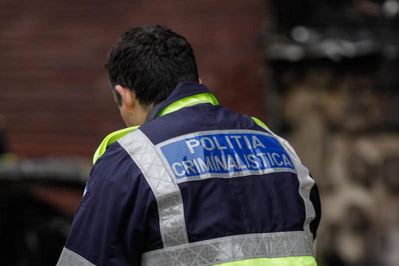 Bărbatul care a atacat cu toporul un jandarm a murit la spital, după ce a fost împușcat. Procurorii au deschis dosar penal pentru omor